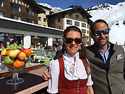 Die Juniorchefs des Z&uuml;rserhof, Laura und Hannes Skardarasy auf der Sonnenterrasse (&copy;Foto: Martin Schmitz)